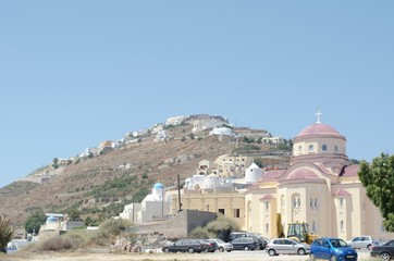 Fototapeta premium Church in front of a small hill in Santorini 