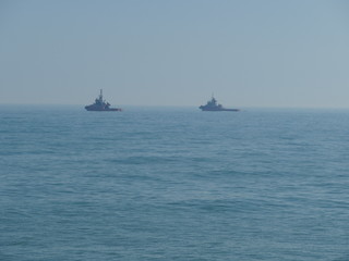 Rimorchiatori in mare per trainare una nave mercantile arenata sulla spiaggia di Bari. Sud Italia