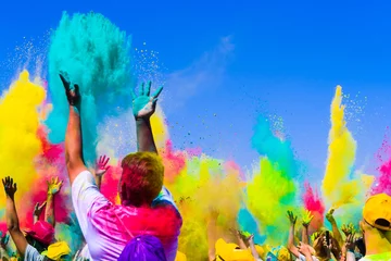 Tuinposter crowd throws colored powder at holi festival © Mikhail