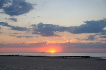 Obraz premium Sunshet in the netherlands with cloudy weather