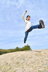 青空でジャンプする女の子