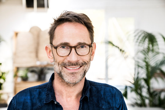 Portrait of smiling man wearing glasses