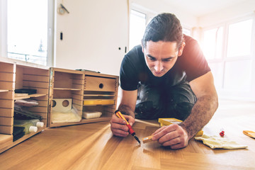 Parkettleger bei der boden reparatur Reparaturset 