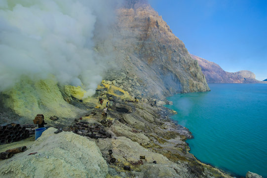 Indonesia, Java, acid Ijen crater lake