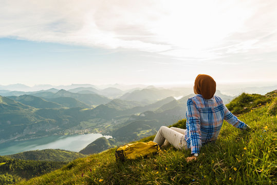 Austria, Salzkammergut, Hiker taking a break, looking over the Alps
