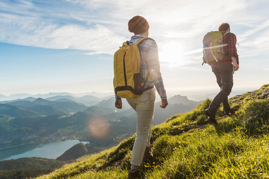 Austria, Salzkammergut, Couple hiking in the mountains