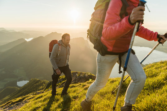 Austria, Salzkammergut, Couple hiking in the mountains