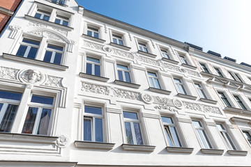 hochwertige Altbauhäuser, Gründerzeitfassaden saniert