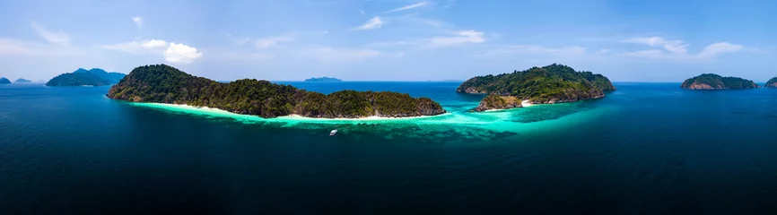 Foto op Plexiglas Aerial view of beautiful white sand beach and snorkel point at Cockburn island in Andaman sea near Ranong Thailand, Myanmar (Photo from Drone) © phatthanun