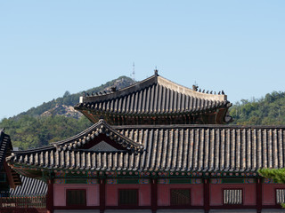 Fototapeta premium Gyeongbokgung Palace Buildings with Hills in the Background