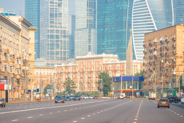 Fototapeta premium Moskwa miasto ulica na tle wieżowców Moskwy we wczesnych godzinach porannych