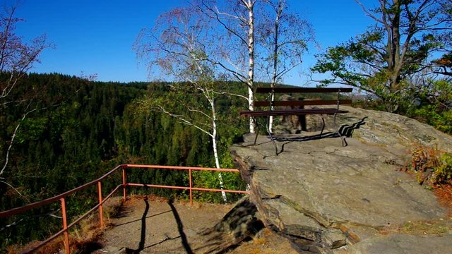 Vogeltoffelfelsen &uuml;ber dem Schwarzwassertal im Erzgebirge