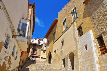 Rathaus und Treppe in der alten mittelalterlichen Stadt Morella, Castellon in Spanien - townhall and stair in the old medieval town of Morella in Spain