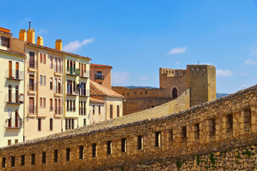 Fototapeta premium Stadtmauer in der alten mittelalterlichen Stadt Morella, Castellon in Spanien - city walls in the old medieval town of Morella
