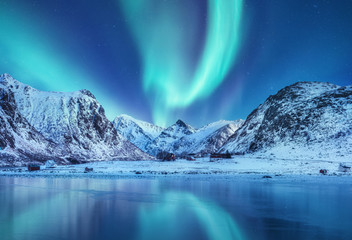 Aurora borealis op de Lofoten-eilanden, Noorwegen. Groen noorderlicht boven bergen. Nachtelijke hemel met poollicht. Nacht winterlandschap met aurora en reflectie op het wateroppervlak. Noorwegen-afbeelding