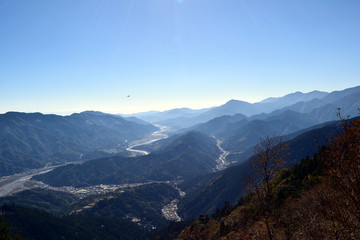 身延山から眺める富士川沿いの風景