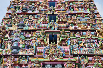  Statues colorées d'un temple hindou en Inde du Sud