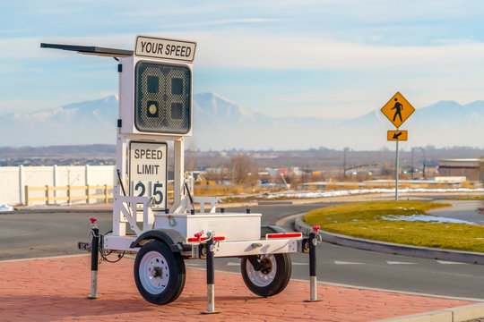 Radar speed display trailer with speed limit sign