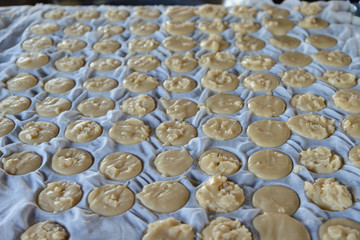 Elaboración de azúcar de coco de palma de forma tradicional en Tailandia.