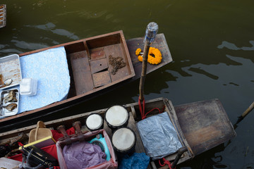 Fototapeta na wymiar Barca tradicional tailandesa de madera del mercado flotante de Damnoen Saduak, Tailandia