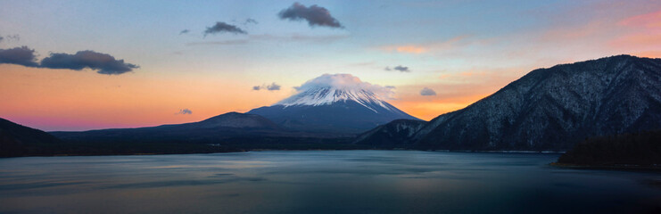 Fototapeta premium Beautiful Fuji mountain on evening with cold weather at lake side