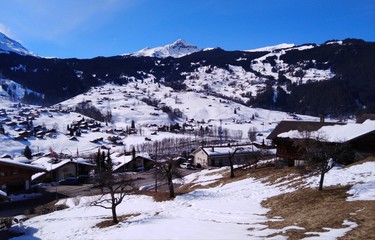 Val enneigé avec chalets / mountain station with chalets and snow