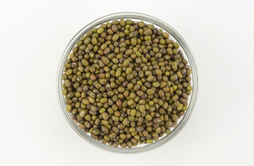 Soja verde cruda en un bol de cristal, top view