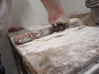 boulangerie traditionnelle - préparation artisanale de pizza