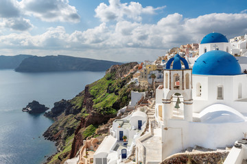 Fototapeta premium Niebieskie kopuły kościołów na greckiej wyspie Santorini, miasto Oia, Santorini, Grecja.