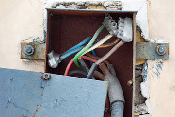 Outdoor open electrical box
