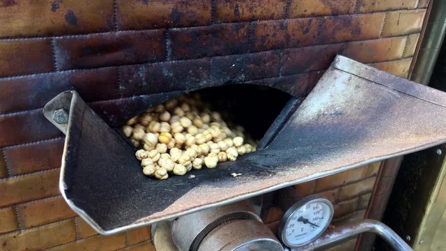 chick peas roasting, roasting chick peas, peas, scoop of chick peas, seller