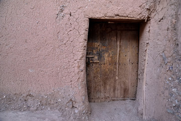 Fototapeta na wymiar Eine alte Holztüre in einem Lehmhaus