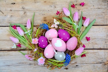 Ostern - Nest mit Eiern auf Holz - Hintergrund Grußkarte Osternest