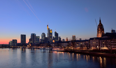 Fototapeta na wymiar Frankfurt Skyline zur Blauen Stunde
