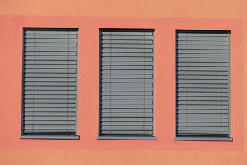 Fenster mit heruntergezogenen Rolläden