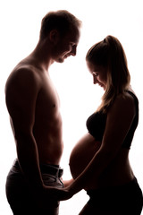 schwangeres pärchen im gegenlicht