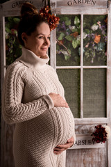 schwangere frau in freudiger erwartung