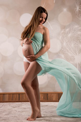 schwangere frau mit wehendem kleid