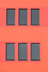 Fenster mit heruntergezogenen Rolläden