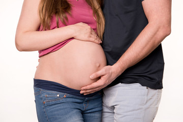 pärchen hält babybauch