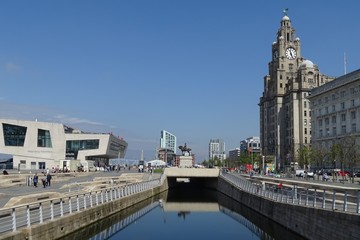 Naklejka premium Liverpool Liver Building and Albert Dock