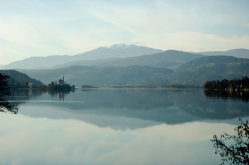 Lago di Wörthersee con vista della chiesa di Maria Wörth a sinistra e il Monte Gerlitzen sullo sfondo. Carinzia, Austria