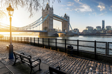 Sonnenaufgang hinter der Tower Bridge in London, Hauptattraktion für Touristen in der Stadt,...
