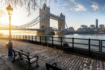 Gordijnen Sonnenaufgang hinter der Tower Bridge in London, Hauptattraktion für Touristen in der Stadt, Großbritannien © moofushi