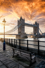 Bewölkter Sonnenaufgang hinter der Tower Bridge in London ohne Leute