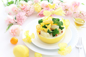 Obraz na płótnie Canvas メロゴールドと菜の花のフルーツサラダ