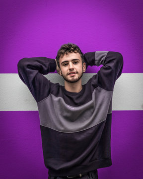 Joven sonriente en fondo morado.