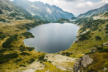 Krajobraz Doliny Pięciu Stawów Polskich w Tatrach widok na góry ze szlaku turystycznego