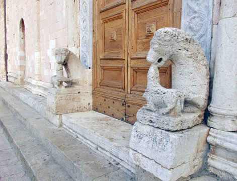 Statue stilofore con gargolla