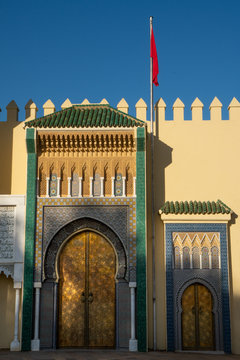 Moorish gates, battlements and the Moroccan flag, the facade of the Dar el-Makhzen (Royal Palace), New Fez, Morocco